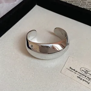 Bracciale rigido aperto minimalista largo con finitura argento a specchio lucido