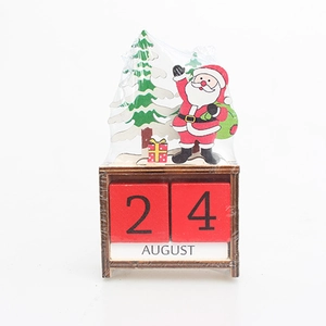 Detail van houten kerst adventskalender met de Kerstman en feestelijke decoratie