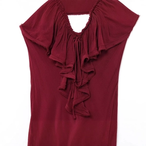 Top senza maniche in chiffon rosso scuro con scollo a V, balze e trama in tessuto crepe