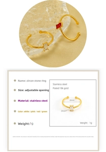 Détail d'une bague en acier inoxydable plaqué or 18K avec des pierres de zircon colorées