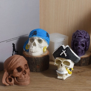 Détails de quatre moules en silicone de crânes de pirates avec des textures et ornements