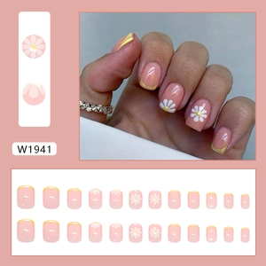 Unghie finte con margherite gialle stile francese e base rosa in forma corta