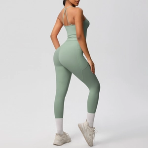 Détail du legging de yoga à taille haute avec poches et haut à dos croisé entrelacé