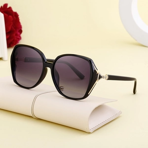 Lunettes de soleil carrées polarisées pour femmes avec étui et détails dorés brillants
