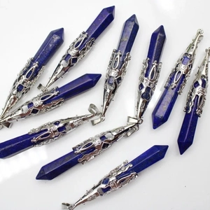 Lapis lazuli zeshoekige prisma hangers met zilveren metalen kappen op witte achtergrond