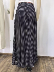 Detail eines schwarz-weißen Polka-Dot-Maxirocks aus leichtem Chiffon-Gewebe