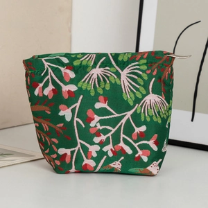 Détail macro d'une trousse de maquillage florale vert foncé avec fermeture éclair