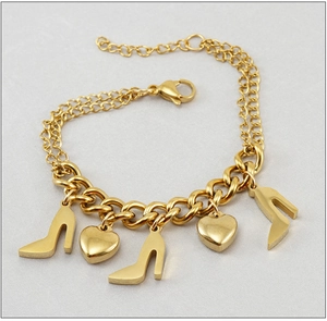 Détail d'un bracelet double couche plaqué or 18K avec breloques talon et cœur