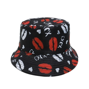 Détail d'un chapeau bob avec empreintes de lèvres rouges, cœurs et motif XOXO