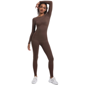 Dettaglio del set yoga senza cuciture marrone caffè con maglia a maniche lunghe e leggings a vita alta