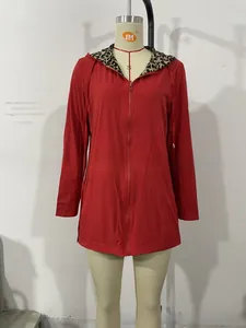 Detail der roten Kapuzenjacke mit Leopardenmuster-Futter und robustem Reißverschluss