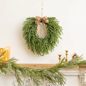 Détail de la couronne de Noël en cœur de 50 cm avec aiguilles de pin et nœud en toile