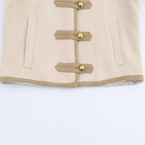 Gilet beige chic avec épaulettes, boutons dorés et tissu texturé en mélange de laine