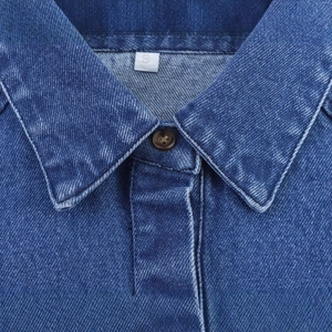 Nahaufnahme eines blauen Denim-Kimono-Hemdkragens mit braunen Knöpfen und Köperstruktur