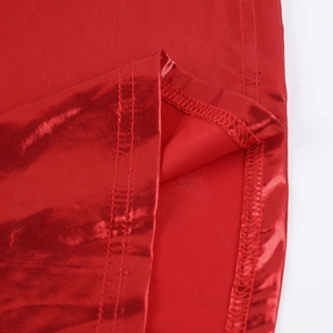 Gros plan détaillé de l'ourlet à double couture sur tissu métallique rouge brillant pour robe