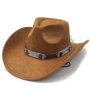 Detail eines braunen Wildleder-Westernhutes mit Vintage-Nietenband und Kordel