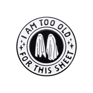 Runde Emaille-Anstecknadel mit Geistern und I Am Too Old For This Sheet Textmotiv
