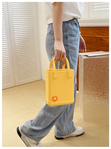 Detail der gelben EVA-Tasche mit süßem Sonnenblumen-Anhänger und rutschfestem Boden-Design
