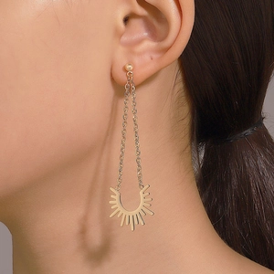 Élégantes boucles d'oreilles soleil vintage dorées avec pendentif ajouré sur chaîne longue
