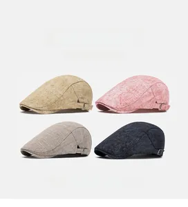 Dettaglio delle fibbie metalliche su berretti newsboy in lino vintage in quattro colori