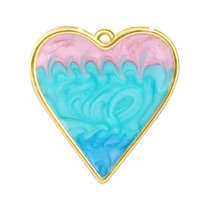 Détail macro du pendentif cœur doré avec un effet de sable marbré rose et bleu