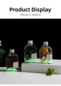 Flacons en verre lumineux avec fleurs séchées et pierres fluorescentes décoratives