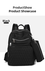 Gros plan sur le sac à dos décontracté en nylon noir avec poche matelassée et petite pochette.