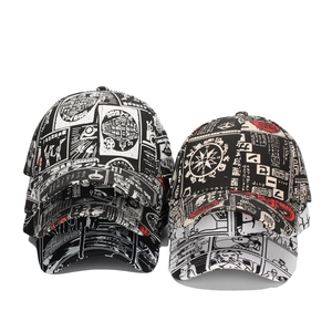 Berretto da baseball stile giapponese con stampa manga bianco e nero e rosso