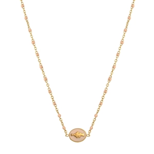 Détail d'un collier doré avec perles roses et pendentif ovale à relief abstrait