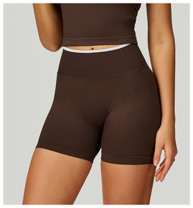 Dettaglio dei pantaloncini yoga senza cuciture a vita alta con bordo a contrasto bianco