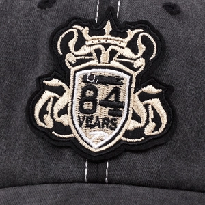 Casquette vintage en coton gris foncé avec broderie couronne 84 YEARS dorée