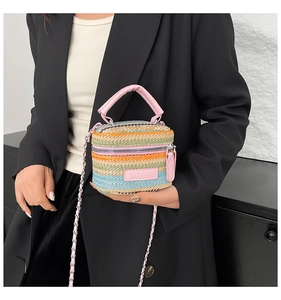 Dettaglio della mini borsa a secchiello intrecciata con manico in pelle rosa