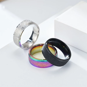 Nahaufnahme des 8mm mattierten Titanstahlrings mit feiner Textur und verschiedenen Farben.
