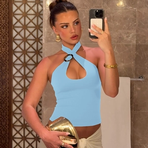 Detail eines hellblauen Halter-Tops mit Metallring und modischem Ausschnitt