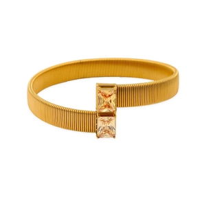 Detail van de gouden roestvrijstalen armband met twee rechthoekige gele zirkonia's