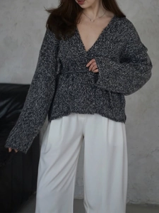 Elegante maglione in tweed grigio con scollo a V, cintura annodata e pantaloni bianchi