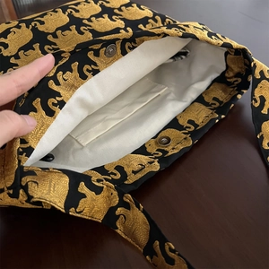 Détail de l'intérieur du sac en toile avec poche interne, boucle magnétique et éléphant