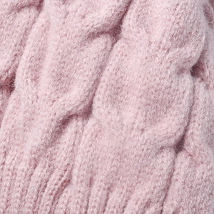 Bonnet d'hiver rose en tricot torsadé avec texture pelucheuse et fibres de mohair