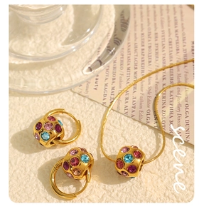 Détails du coffret de bijoux dorés avec des pendentifs sphériques en strass colorés