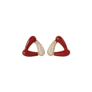 Boucles d'oreilles triangles dorées 18k avec émail rouge et zircons blancs sertis