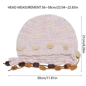 Detail der Strickstruktur der rosa Farbverlauf-Mütze mit gelben Pompons und Quasten