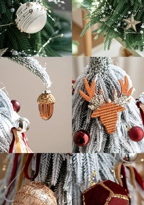Détails de décorations de Noël colorées incluant pommes de pin et étoiles de renne