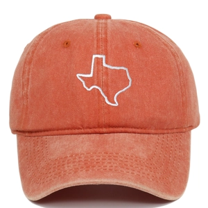 Dettaglio del ricamo della mappa del Texas su un cappellino in cotone lavato vintage