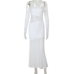 Détail de la robe moulante blanche à épaules dénudées avec mesh et manches assorties