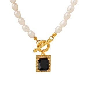 Elegante Perlenkette mit goldenem T-Verschluss und schwarzem Achat-Zirkonia-Anhänger