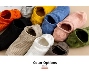 Détail à plat de chaussettes basses en coton respirant en plusieurs couleurs vives