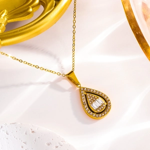 Collier luxueux doré avec pendentif goutte d'eau serti de cristaux étincelants chic
