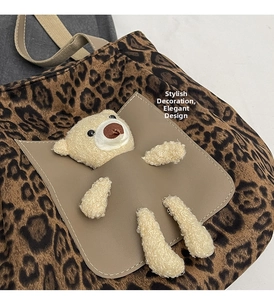 Detail einer Leopard-Canvas-Tasche mit 3D-Plüschbär in der vorderen Tasche für Damen