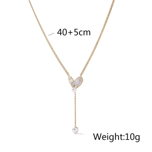 Dettaglio della collana a cuore con intarsio in conchiglia e perla, 40+5cm peso 10g