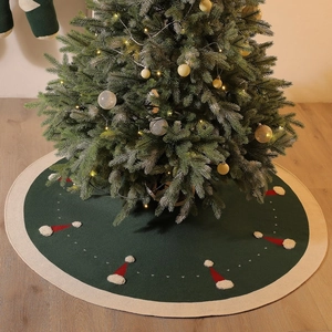 Jupe de sapin de Noël en tricot vert foncé avec broderies bonnets de Noël et bord blanc